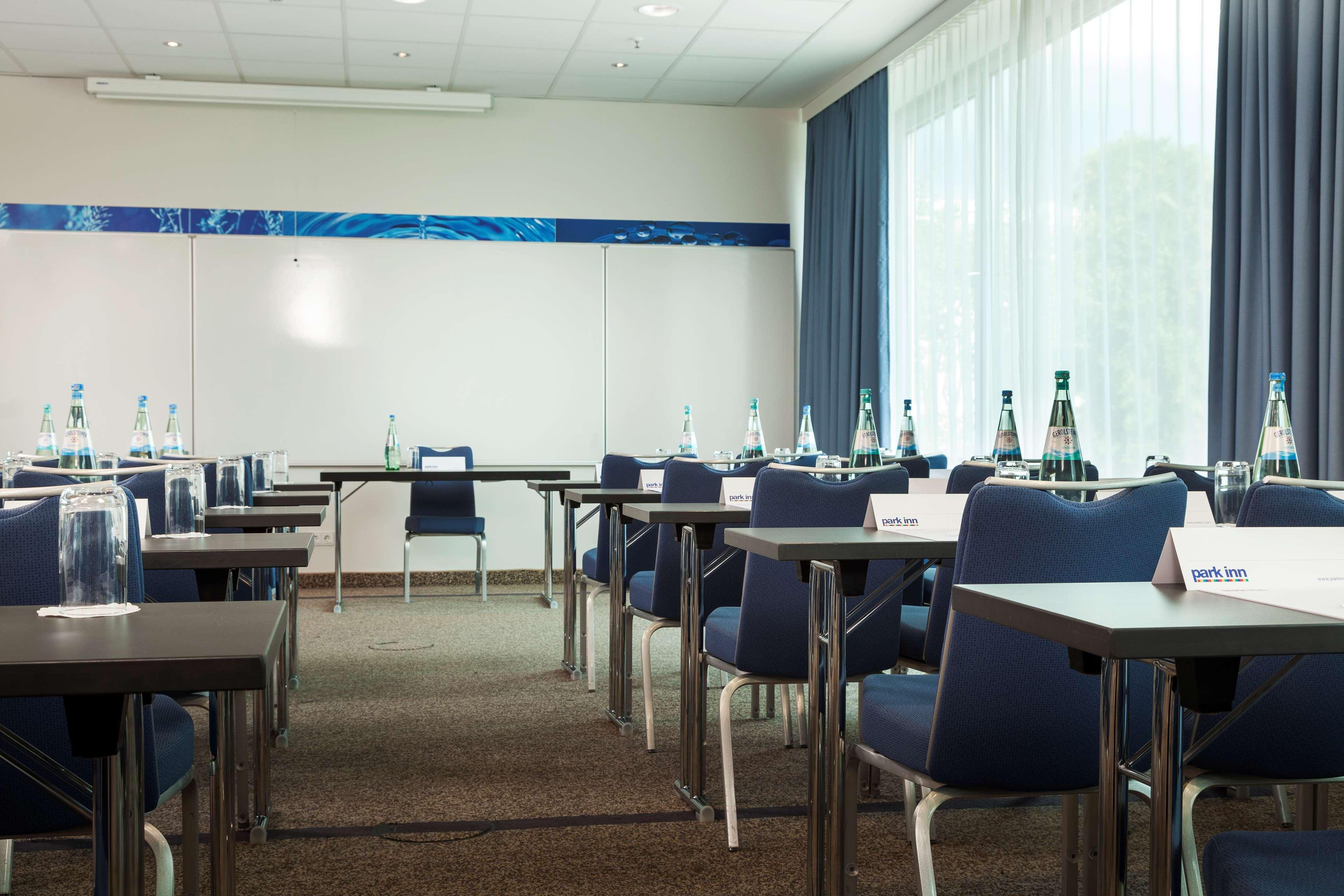 Park Inn By Radisson Frankfurt Airport Frankfurt am Main Bagian luar foto