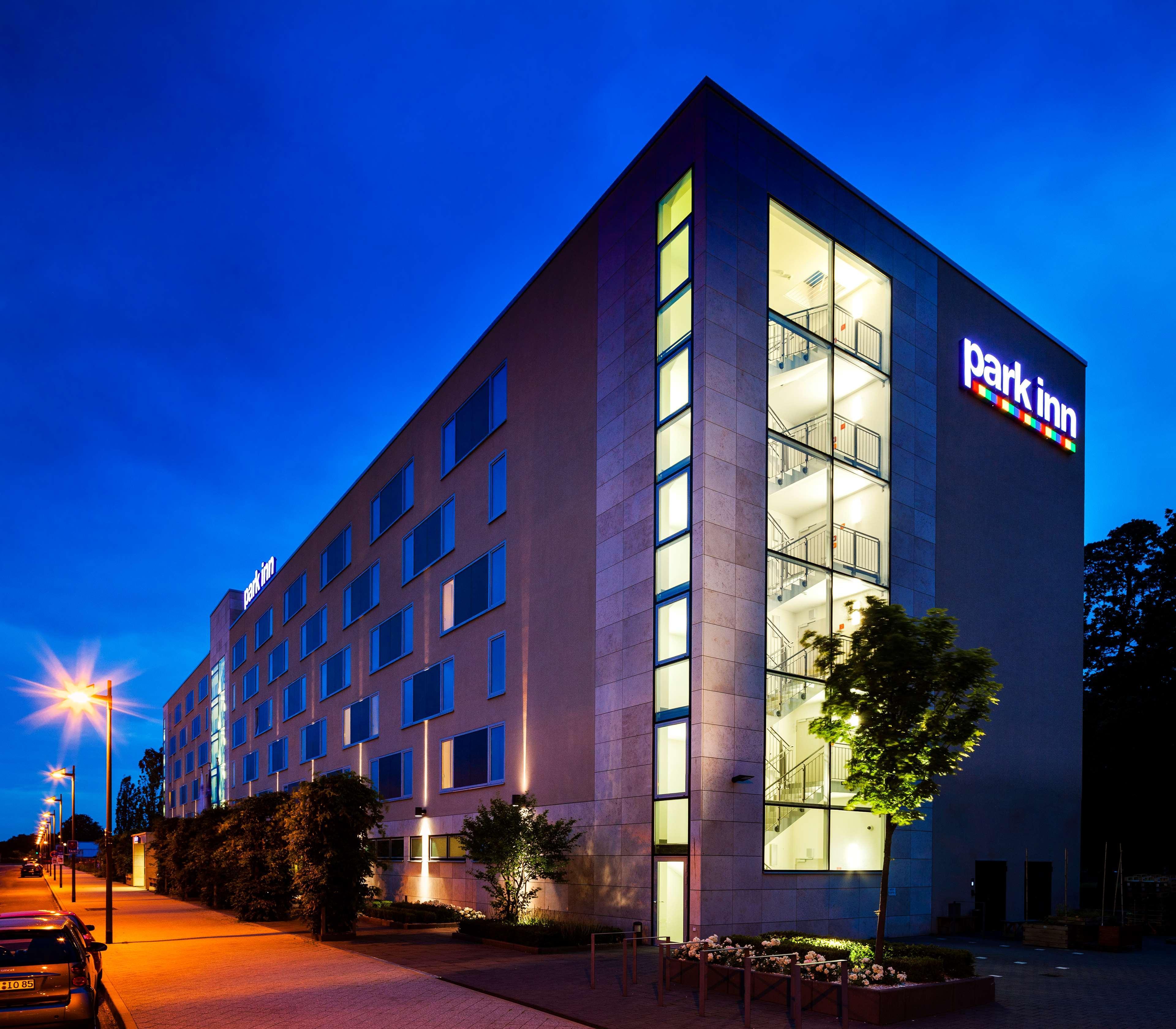 Park Inn By Radisson Frankfurt Airport Frankfurt am Main Bagian luar foto
