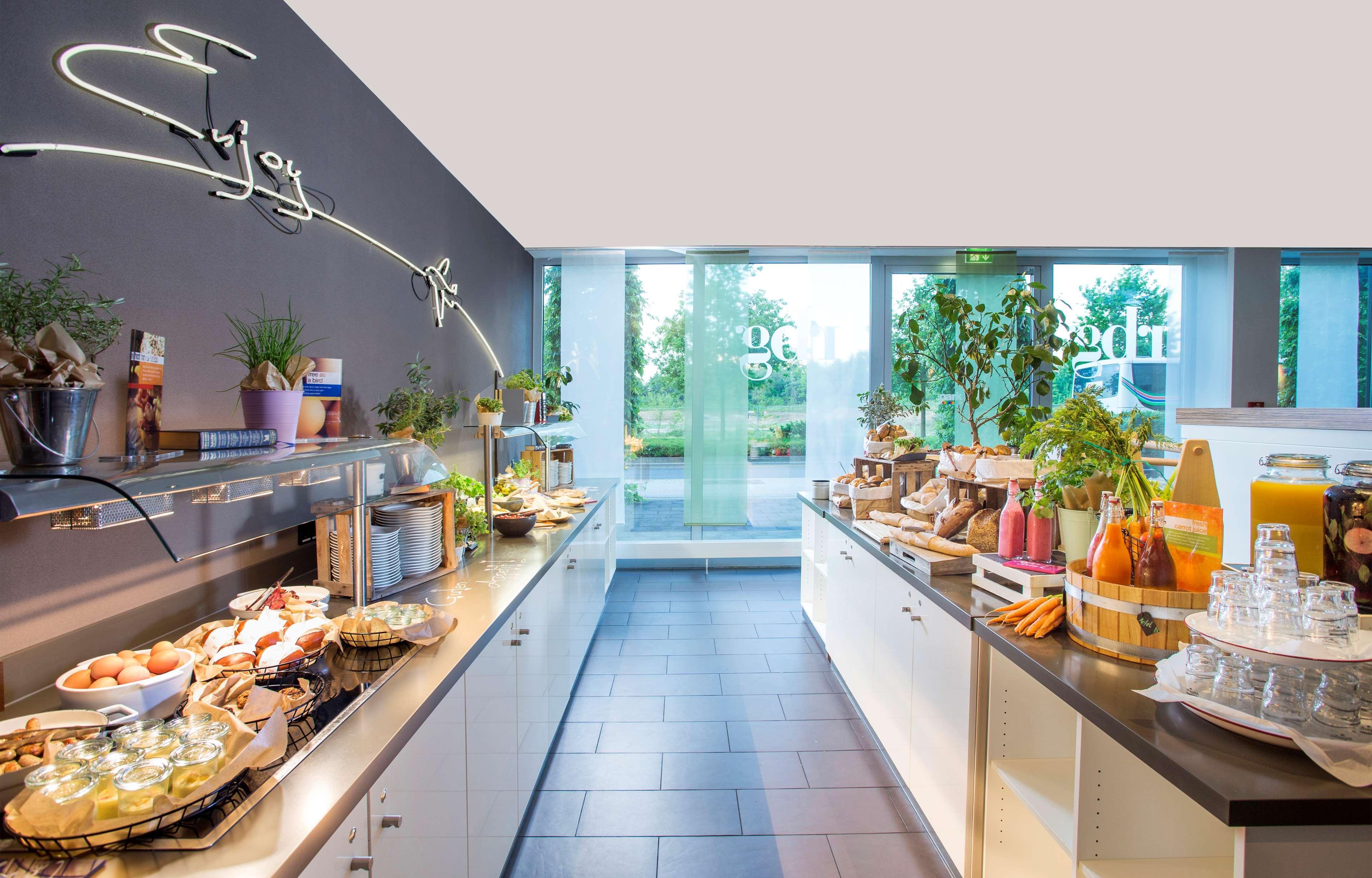 Park Inn By Radisson Frankfurt Airport Frankfurt am Main Bagian luar foto