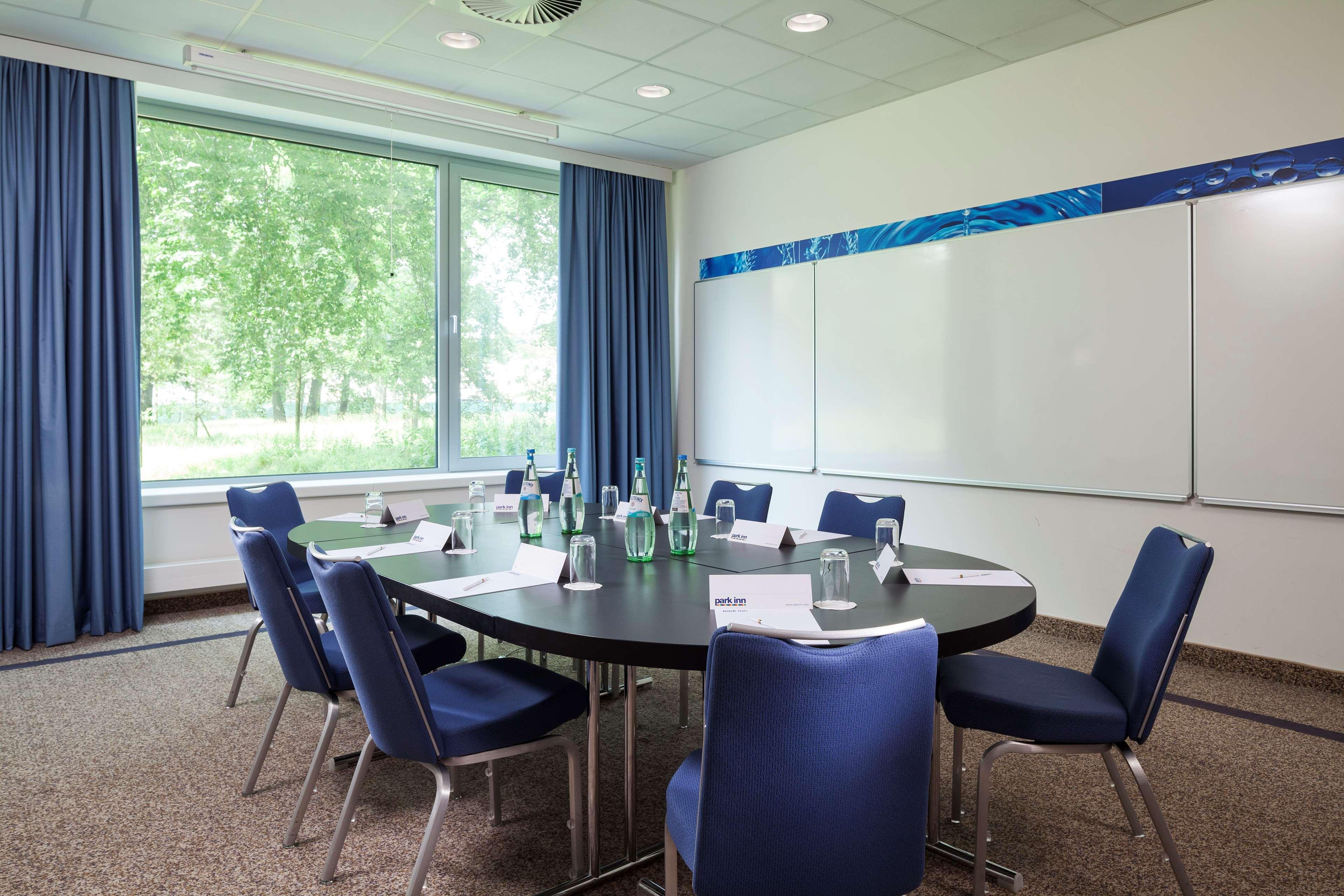 Park Inn By Radisson Frankfurt Airport Frankfurt am Main Bagian luar foto