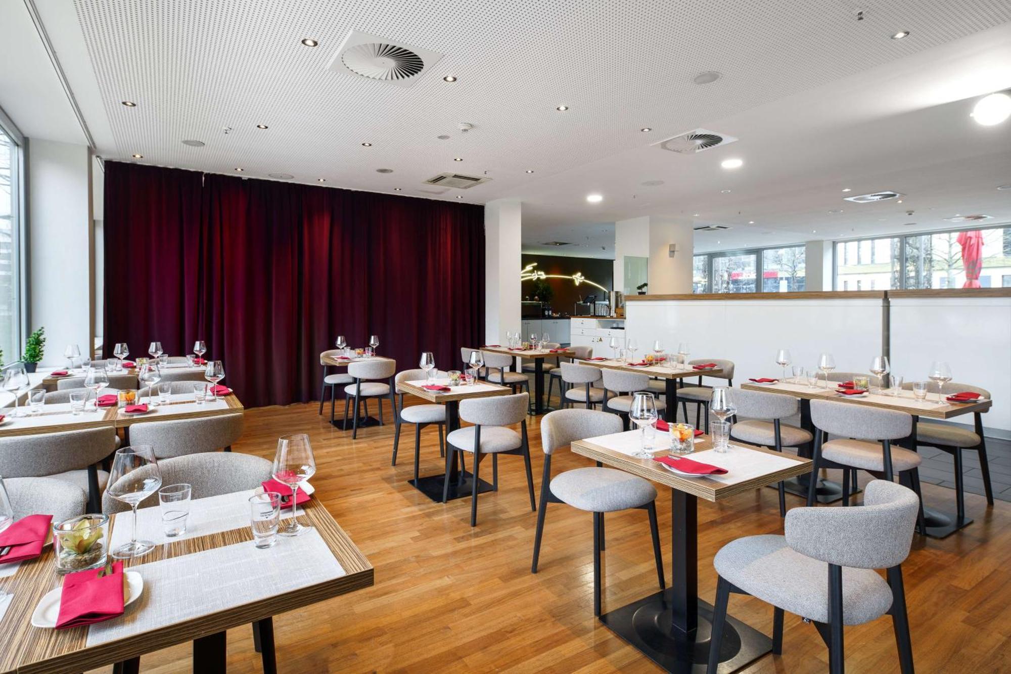 Park Inn By Radisson Frankfurt Airport Frankfurt am Main Bagian luar foto