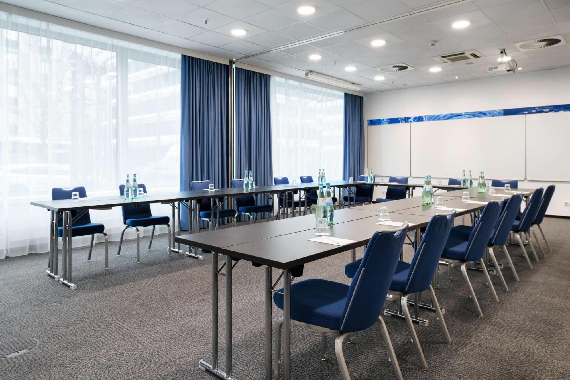 Park Inn By Radisson Frankfurt Airport Frankfurt am Main Bagian luar foto