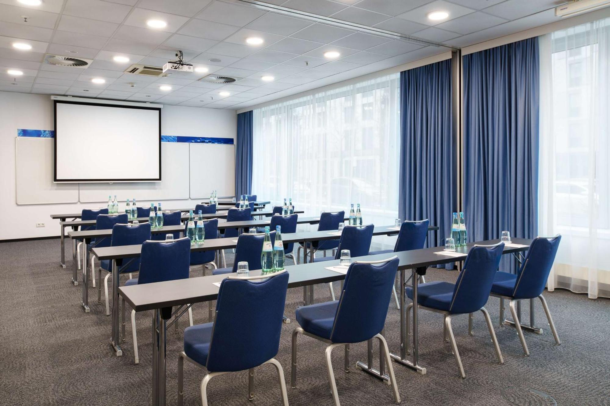 Park Inn By Radisson Frankfurt Airport Frankfurt am Main Bagian luar foto